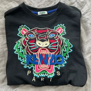 Kenzo tröja  - Säljer denna svarta kenzo tröja då den aldrig kommer till användning!! Tröjan är varsamt använd och i storlek S. Pris kan diskuteras! 