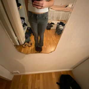 Gråa jeans - Köparen står för frakt! Ett par sjukt fina gråa jeans från Gina Young. Storlek 164, det finns täcken på användning och skicket är inte det bästa men det är okej. Säljer för att de är för små.