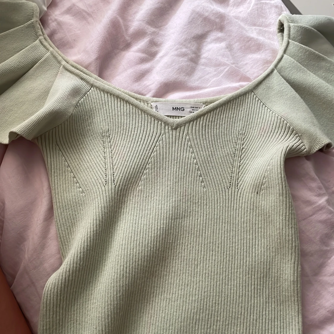 Fin söt cream grön topp med vingarmar, jätte fin till sommar, man kan ha den som Off shoulder💓💓