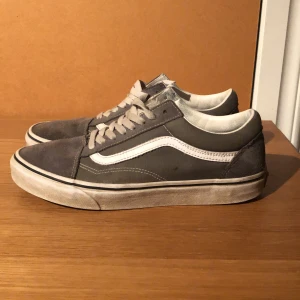 Vans skor  - Säljer dessa gråa vans de e slitna och det är därför priset är så lågt 