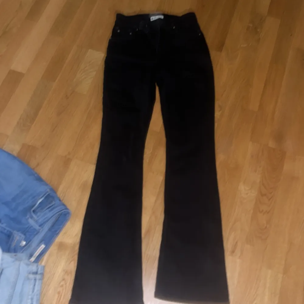 svarta jeans highwaist från gina aldrig använda köpte fel.. Jeans & Byxor.