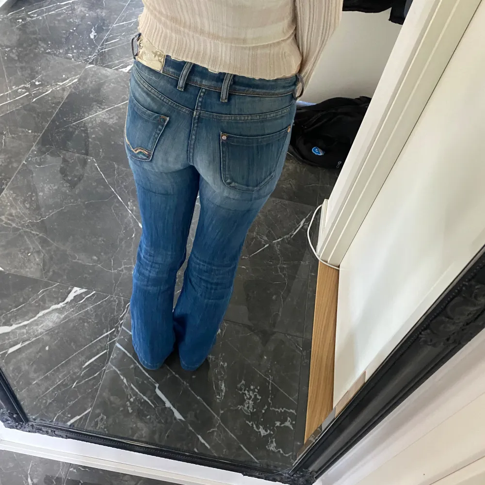 Säljer mina favorit jeans! Jätte fina replay jeans, midjemått 38 cm tvärs över och innerbenslängden är 80 cm och passar mig som är 167🥰 skriv för mer bilder!. Jeans & Byxor.