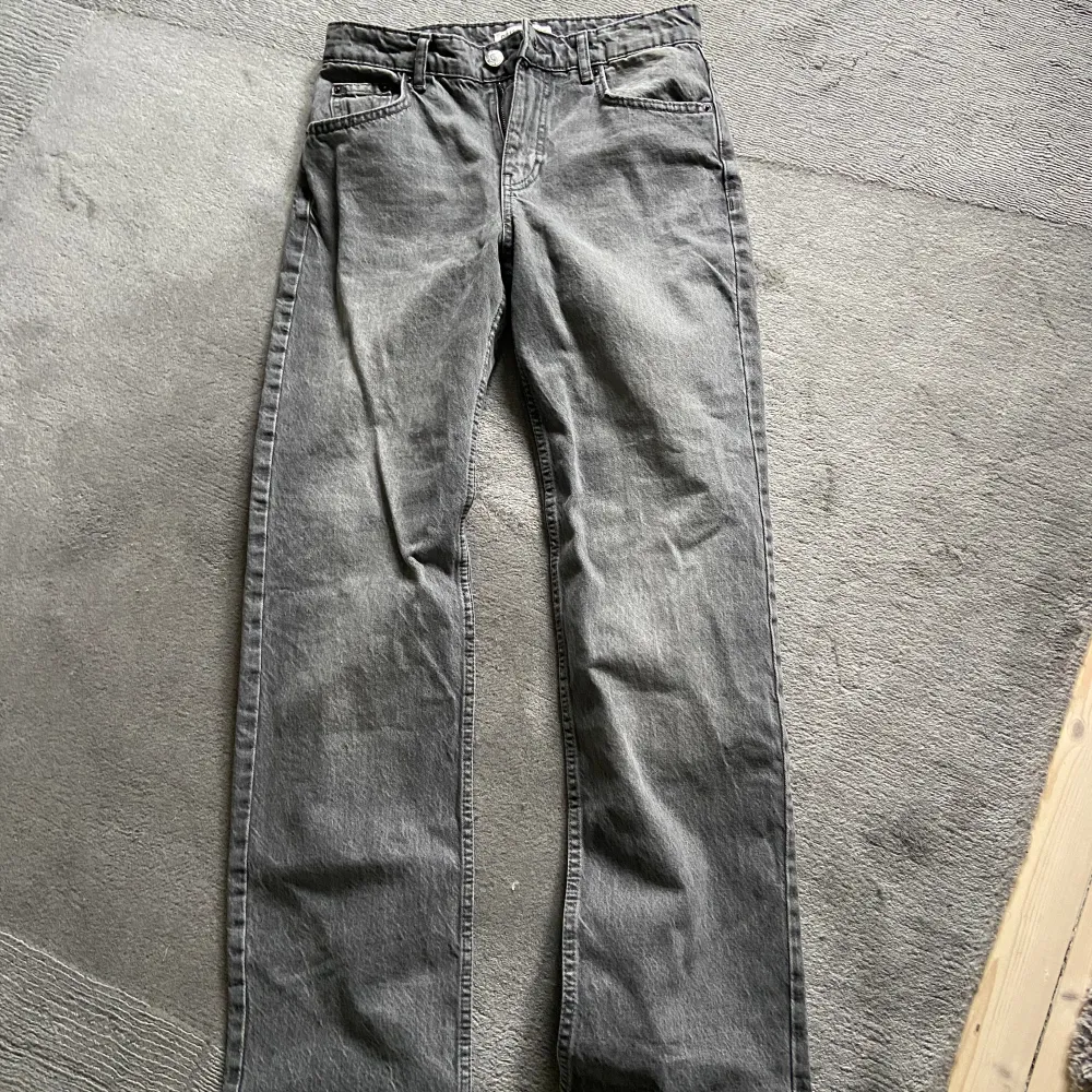 Fina grå jeans från Pull & Bear! Inga fläckar och jättebra skick 🙏. Jeans & Byxor.