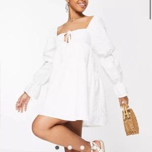 Klänning - Superfin klänning🩷 Storlek 36 och passar även mig som är st 38.🩷 Aldrig använd så inga fläckar eller märken🫶🏼