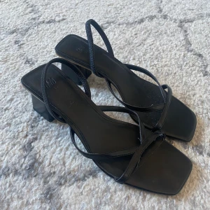 Låga svarta klackskor  - Säljer dessa söta svarta klackarna från H&M. Storlek 37, säljer för de är för stora för mig. Helt nya och oanvända🥰