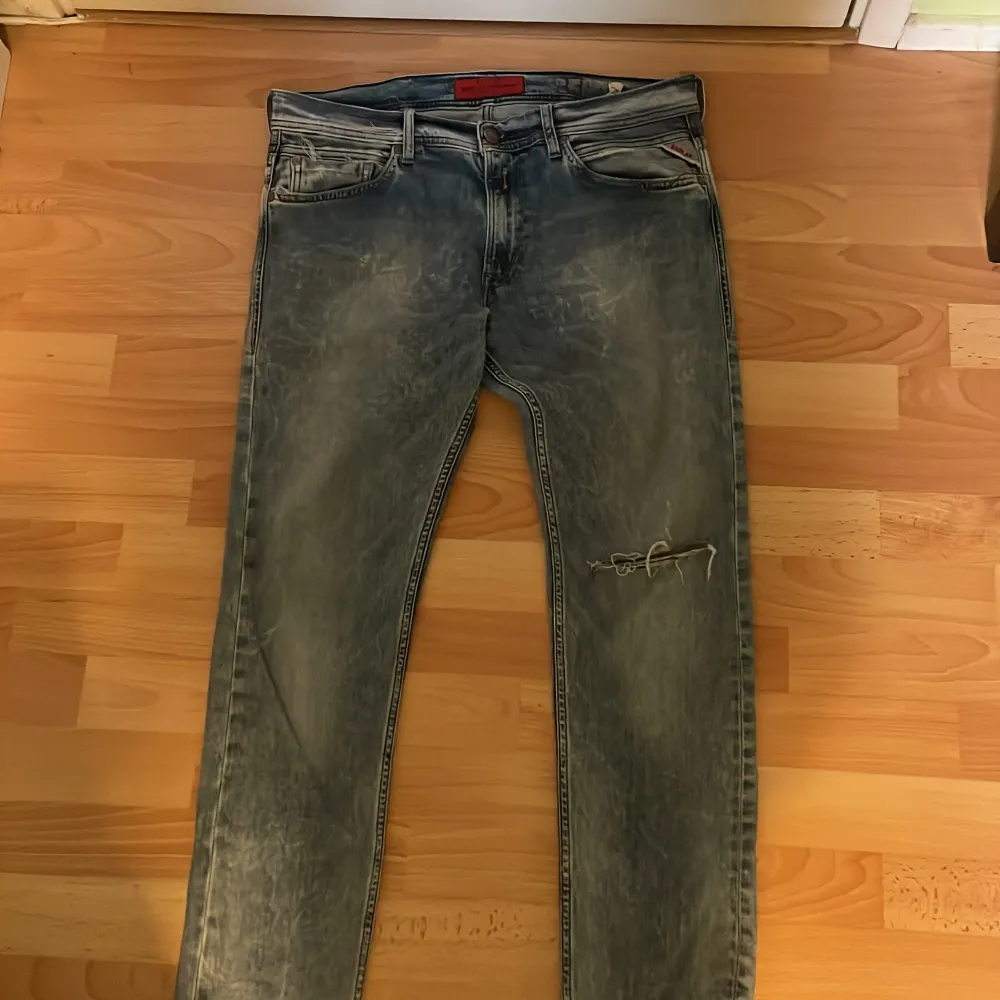 Stiliga ljusblå Replay jeans i storlek W33/L32 med en snygg slitning på vänster sida, har dock ett litet hål mellan byxorna. Perfekta till sommaren, tveka inte på att höra av dig om du är intresserad! Nypris 1800. Jeans & Byxor.