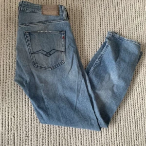 Replay Jeans - Säljer dessa feta Replay Jeans i bra skick! Nypris ca 1500 mitt pris 375. Tveka inte att höra av er vid minsta fråga!😃