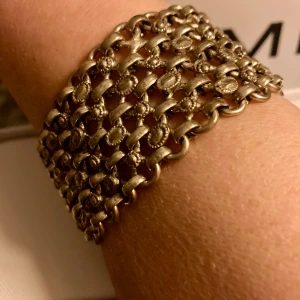 Vackert Vintage armband  - Bredare äldre armband, okänt material, har använts, blir som nytt med en liten puts, att anmärka på är att två ringar saknas på baksidan men inget som syns el känns, kan ev den händige fixa. Annars i fint skick!