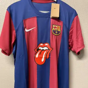 Barcelona Rolling Stones Speciall Edition!  Riktigt snygg tröja, 1:1 men riktigt bra kvalitet. Storlek XL eller oversized L. Lägg ett bud!