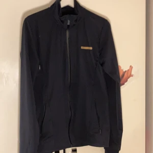 Zip - 8/10, sällan använd haft i garderoben sen de slutade säljas. Ganska stor S, mer mot M. Kontakta för fler bilder!