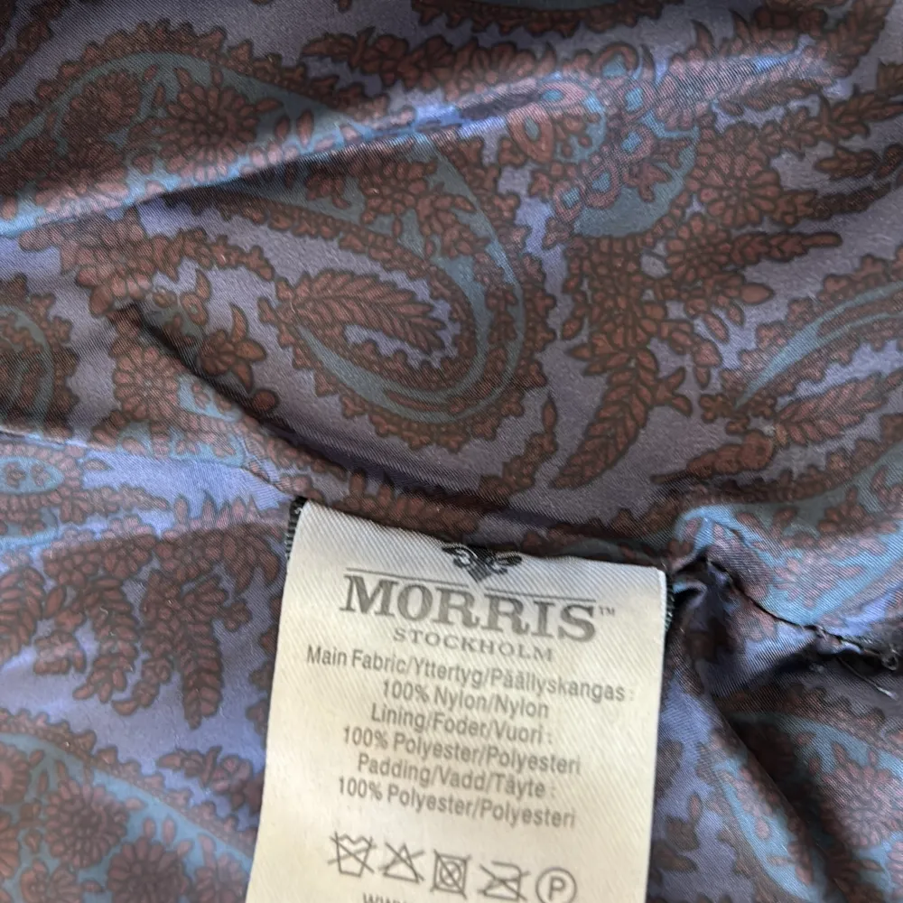 Säljer en quiltad Morris jacka i storlek medium som är perfekt för våren för endast 349kr! Nypris 2000-2200kr, jackan är använd ett fåtal gånger och är i 9.5/10 skick!😊. Jackor.