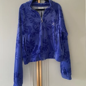 Juicy kofta - Jätte bra skick! Storlek L men den är ganska liten i storleken. 