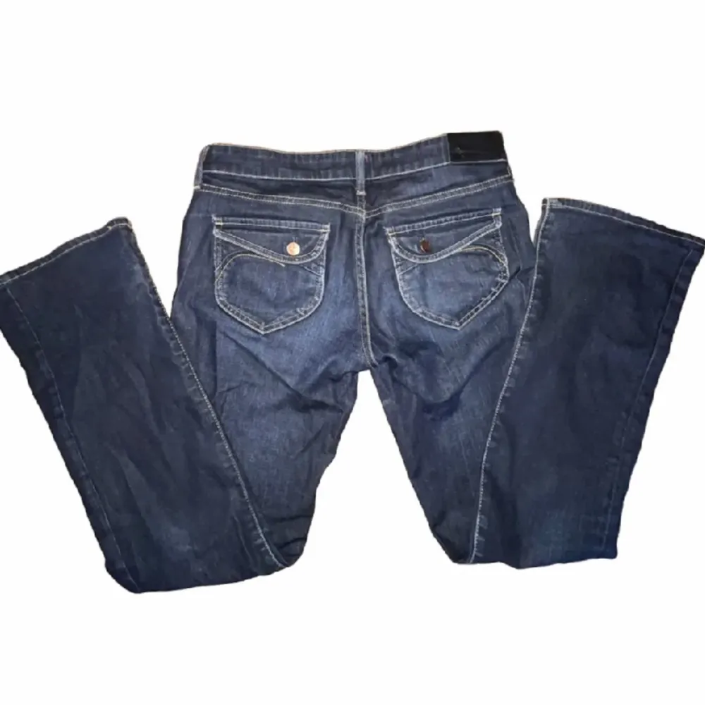 Mörkblå lågmidjade bootcut jeans i storlek w29/L32 med jätte fina fickor🫶🏻 Innerbenslängden är 76cm - Midjemått tvärs över är 39cm - Pris är diskuterbart vid snabb affär 🫶🏻 fraktar samma dag eller dagen efter . Jeans & Byxor.