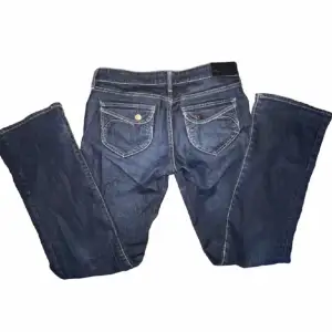 Mörkblå lågmidjade bootcut jeans i storlek w29/L32 med jätte fina fickor🫶🏻 Innerbenslängden är 76cm - Midjemått tvärs över är 39cm - Pris är diskuterbart vid snabb affär 🫶🏻 fraktar samma dag eller dagen efter 