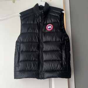 Canada goose crofton väst - Säljer nu denna sjukt stiliga väst till ett bra pris, kvitto är inkluderat, några funderingar så är de bara skicka iväg ett meddelande!