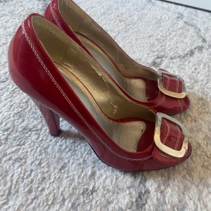 Röda klackskor - Röda klackskor med retro detaljer. Storlek 36 från märket motivi❤️