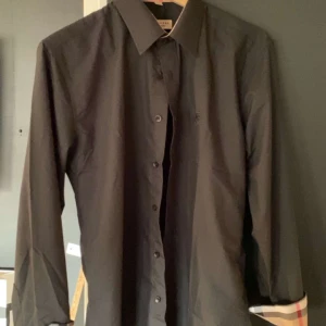 Burberry skjorta  - Tjena ! Säljer nu min berberry skjorta till ett ganska bra pris och skicket är nytt , riktigt skön skjorta till sommaren och t.ex fester . Vid mera frågor och bilder så är det bara att skriva !!