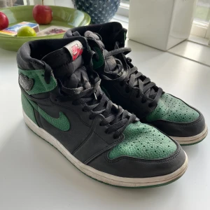 Jordan 1 Retro Pine Green - Jordan 1 retro Pine Green, använda. Köpta på EttTreSex före detta plug me please.