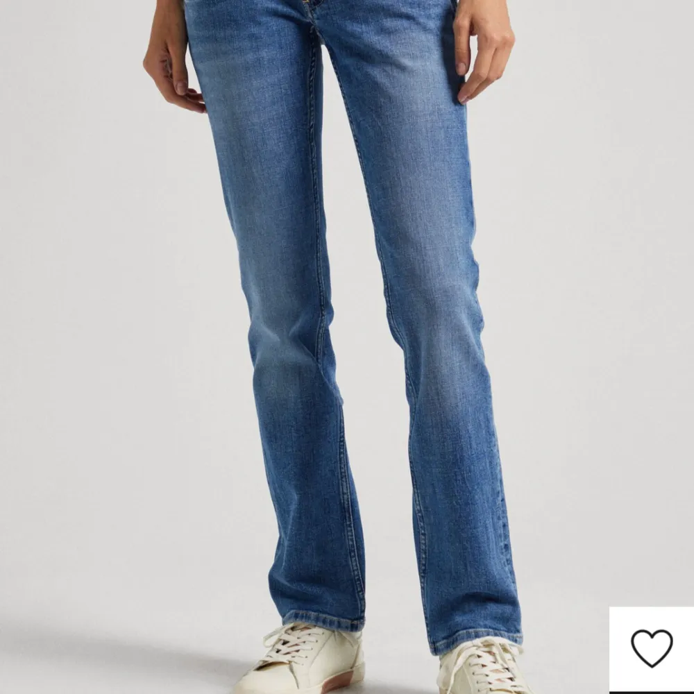 Hej jag säljer mina Pepe jeans då de inte kommer till användning. Nypris 999kr och använda fåtal gånger. De är i modellen Venus och skulle säga att de är straight leg low waist. Skriv om du har några frågor! . Jeans & Byxor.