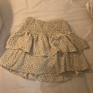 Skit snygg kjol❤️😍 - Super fin kjol från zara! Storlek 164 men skulle passa dem sa 152 eller dem som har 170 också! Super bra skick nästan som ny! Köparen står för frakten. Köp snälla 🙏 ❤️❤️