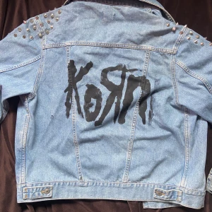 Korn jeansjacka med nitar - Jeans jacka med nitar som jag själv målat korn på 