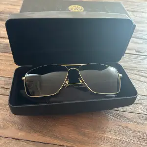 Versace Solglasögon med orginal box, fodral och putsduk.