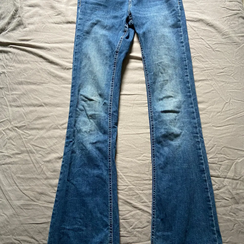 Säljer nu mina mörkblåa Jeans från Only! De är flared och sitter super bra!  Köpare står för frakt!💞. Jeans & Byxor.