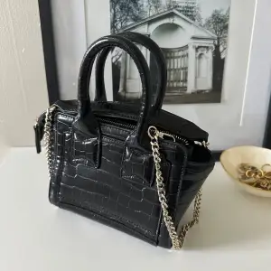 Väska från Zara, svart läder med guld detaljer 
