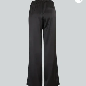 Svarta silkes byxor  - Har aldrig använt den jag tog bort prislappen men har aldrig använt den helt ny 