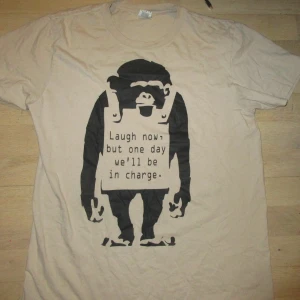 T-shirt med banksy citat tryck - Bra skick, aldrig använd.  Axelmått: 45 cm Längd: ca 72 cm