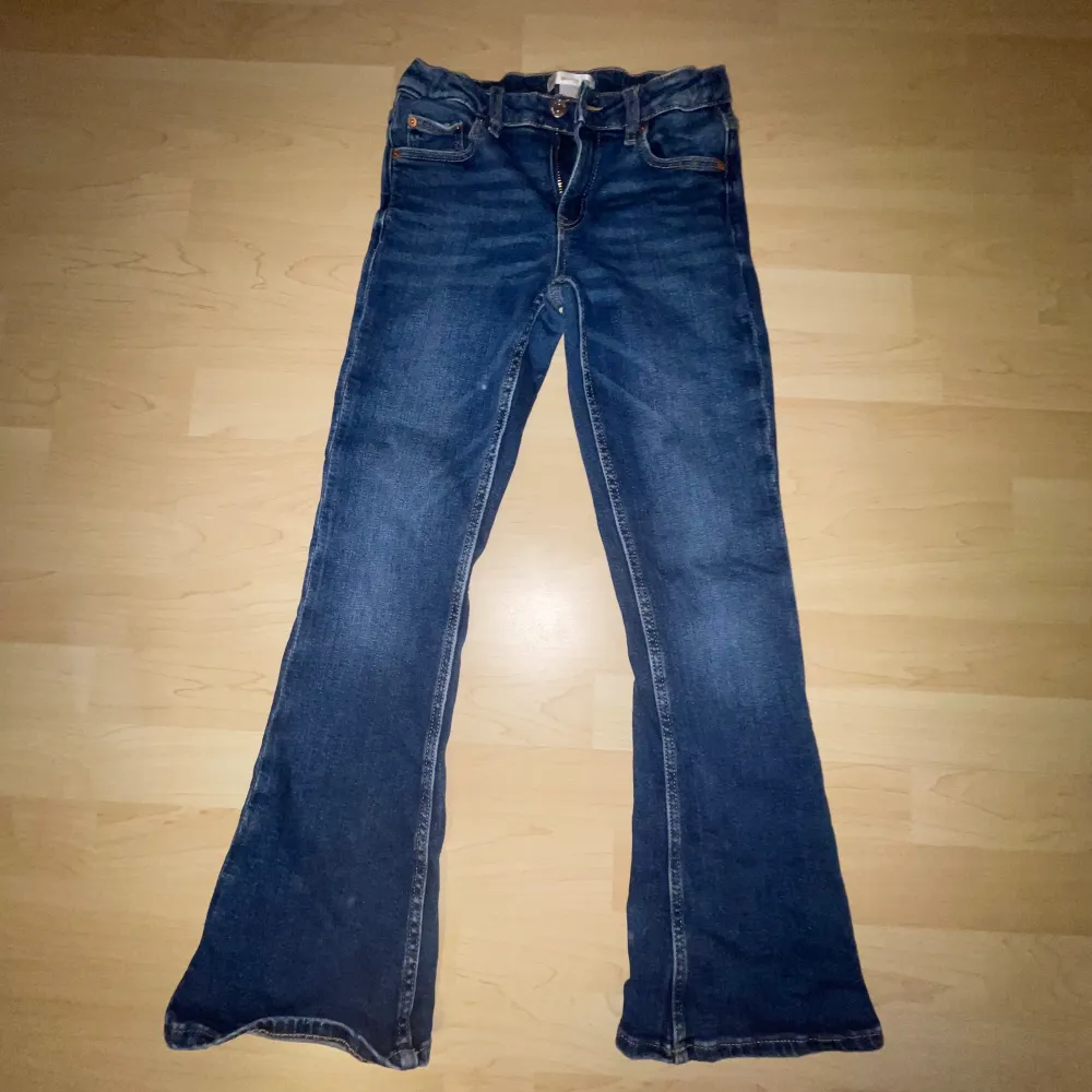 Säljer mina jätte snygga marinblåa lågmidjade jeans från Gina tricot, jag älskar dom men de är för små tyvärr🥰 De är i bra skick, kom privat för fler frågor🥰. Jeans & Byxor.