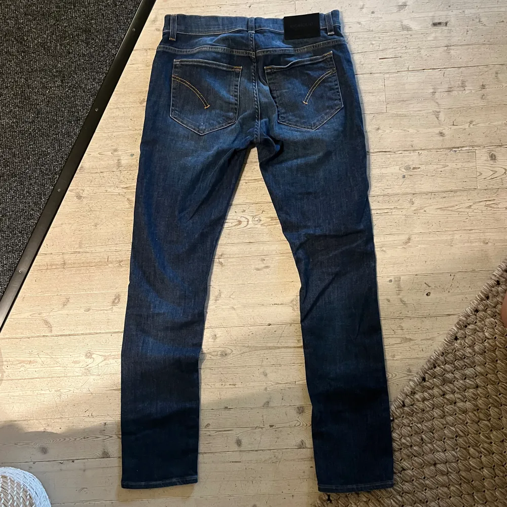 Dondup Travis Slim fit jeans i färgen mörkblå. Storlek 30. Aldrig använda. Nypris 3700. Jeans & Byxor.