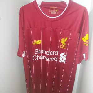 19/20 Liverpool Hemmatröja - 🏆 I nyskick 🏆 Utan namn på ryggen 🏆  För endast 349kr kan detta världskända matchställ bli ditt! Hör av dig vid funderingar