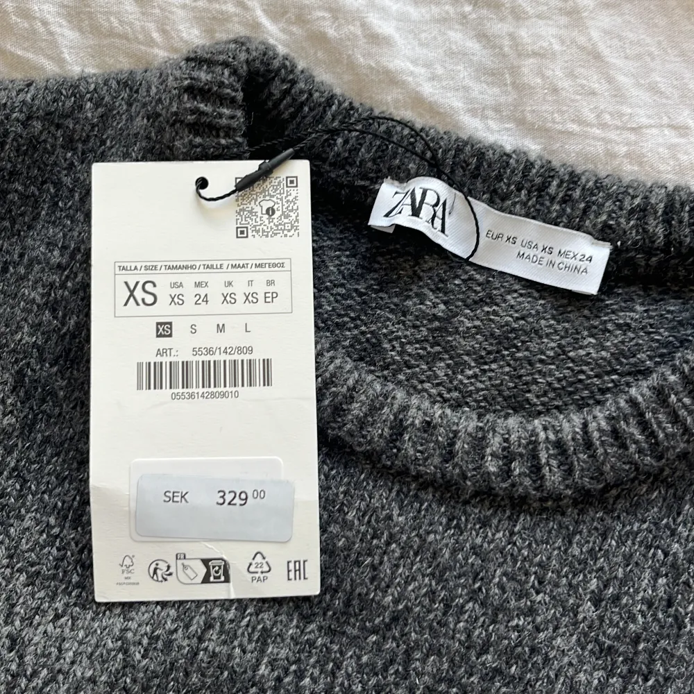 Jättesöt stickad tröja från Zara, bara testad 1 gång, nypris 329 säljer för 275 eftersom den aldrig är använd. Ganska liten i storlek💞💞 . T-shirts.