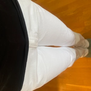 Stilrena jeans - Skitsnygga jeans som passar till allt men  tyvärr är försmå för mig, sparsamt använda. Köpte för 600kr