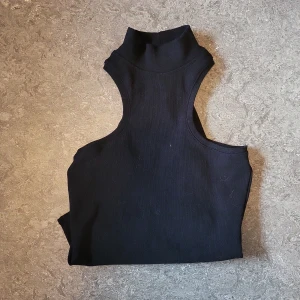 Svart Zara bodysuit - Säljer p.ga av att den inte kommer till användning. Är helt ny, har bara provat den en gång. Står M men jag tycker att den sitter tajt och jag brukar bära Xs, så storleken är Xs-M enligt mig.