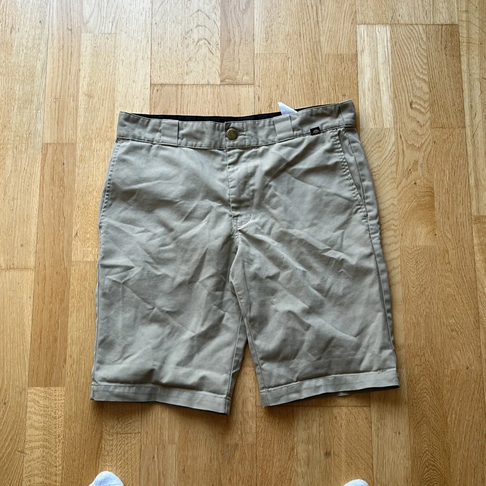 Ett par biegea dickies chinos shorts i storlek 34. Inte använda jätte mycket och finns inga stora tecken på användning.  Nypris runt 500. Shorts.