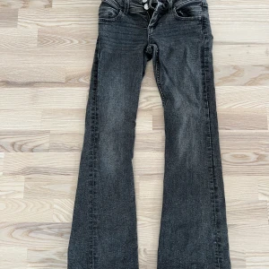 Young Gina Tricot jeans - Fina svart gråa byxor från Young Gina storlek 140 som använts sparsamt säljes. 