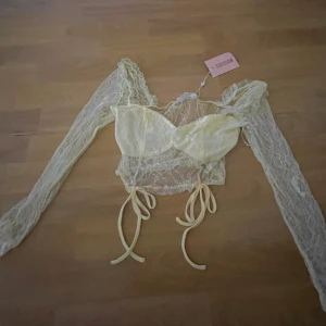 Topp från missguided - Helt oanvänd! Prislappen sitter kvar. Storlek 38 💕 Kan mötas upp i Ängelholm eller postas!