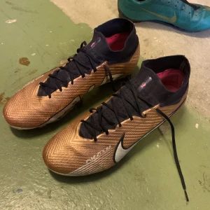 Fotbollskor  - Tjena säljer nu min Nike mercurials i storlek 44,5 men passar 44. De är använda i cirka 2 månader och är köpte för 2500kr från unisport. Kan mötas upp eller fraktas. Finns i Sundsvall.
