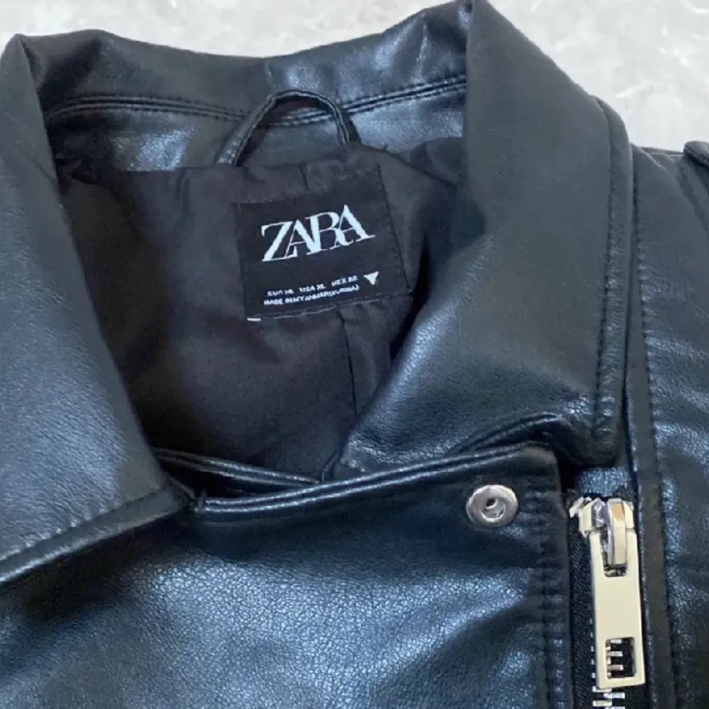 Säljer min fina skinn jacka från Zara då den har blivit för stor för mig, aldrig använd förutom 3 ggr. Är i Nyskick och köptes för 600 kr, pris kan diskuteras. Första som köper får rabatt.❤️. Takit.