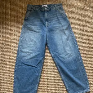 Bershka skater jeans nypris 399kr Beställde hem men var för små Skön passform + inga defekter då de aldrig är använda 