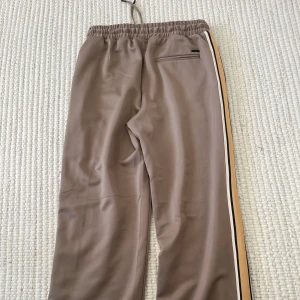 Helt nya från Just Junkies!  - -Oanvända byxor från just junkies i storleken: L  -Helt oanvända, prislappen sitter kvar. -Säljes pga fel strolek för min del. -Nypris 799kr 