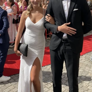 Balklänning - vit glittrig balklänning från mascara som inte går att köpa på hemsidan längre. 😊 Nyskick (använd en gång på balen 2023 🌸och tvättad i kemtvätt efter)   nypris 3000 