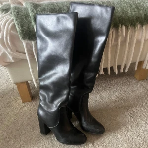 Boots - Snygga boots som tyvärr blivit försmå. Passar till allt och cirka 10 cm klack. 