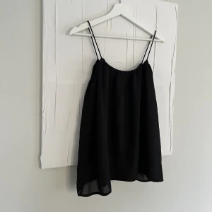 Svart linne - Svart linne med smala axelband. Jättefint och minimalistiskt 🤍kommer från Rut & Circle. Fint skick, inga defekter. Säljer då jag har så många blusar/linnen.