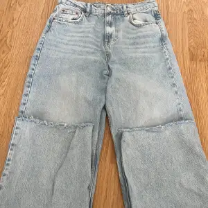 Super fina ljusblåa jeans från Gina i storlek 36. Dem är wide/straight i modellen.  Är 175 och längden är perfekt på mig:)