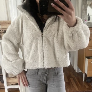 Jättefin vit pälsjacka från Berska - Jättefin vit pälsjacka från Bershka Fin skick stl L men litet i stl passar s/m