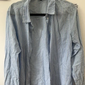 Blå/vit randig skjorta  - Är stolek 38 men sitter som en 40-42