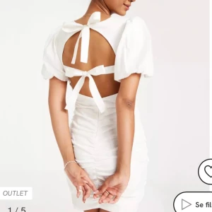 Klänning  - Slutsåld klänning från Nelly, perfekt till studenten🤍 Aldrig använd, storlek 36🤍 (skriv för fler bilder) Köpt för 600kr, priset går att diskutera☺️